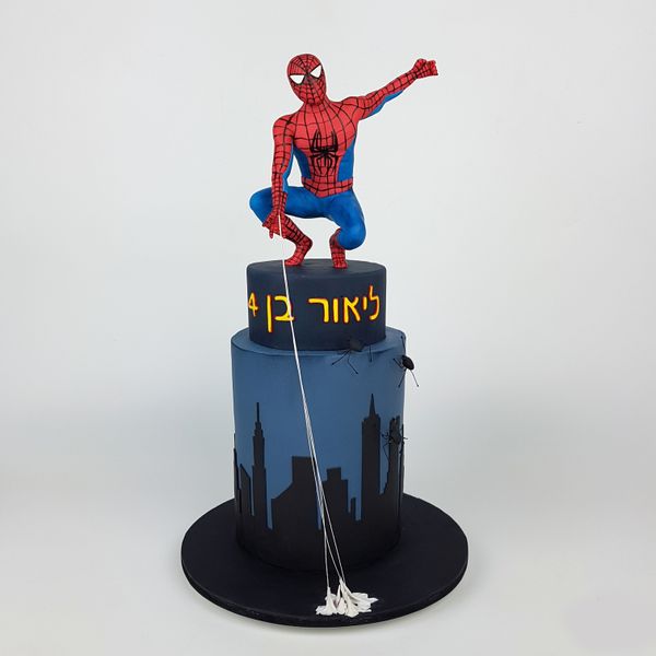 עוגה גבוהה מעוצבת בבצק סוכר של ספיידרמן מפוסל בעבודת יד לחגיגות יום הולדת