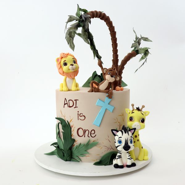 עוגת חיות מעוצבת בבצק סוכר עם ג׳ירפה, זברה, קוף ואריה ליום הולדת גיל שנה