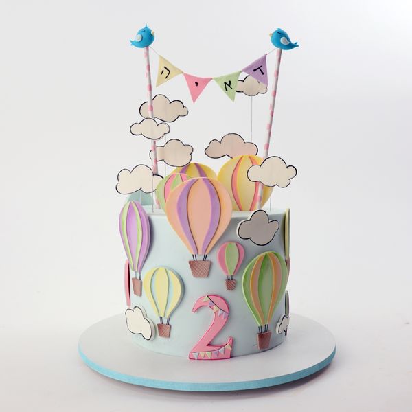עוגה מעוצבת בבצק סוכר ליום הולדת גיל שנתיים של כדורים פורחים וציפורים