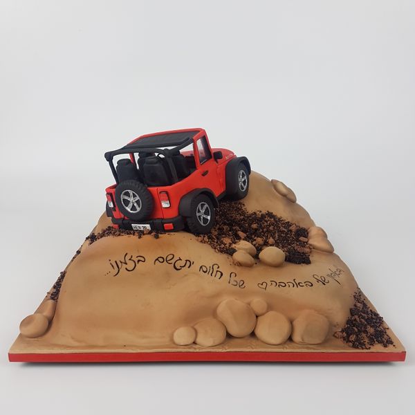 עוגה מרובעת מעוצבת של ג׳יפ שטח אדום מםוסל בבצק סוכר בעבודת יד ליום הולדת לגבר