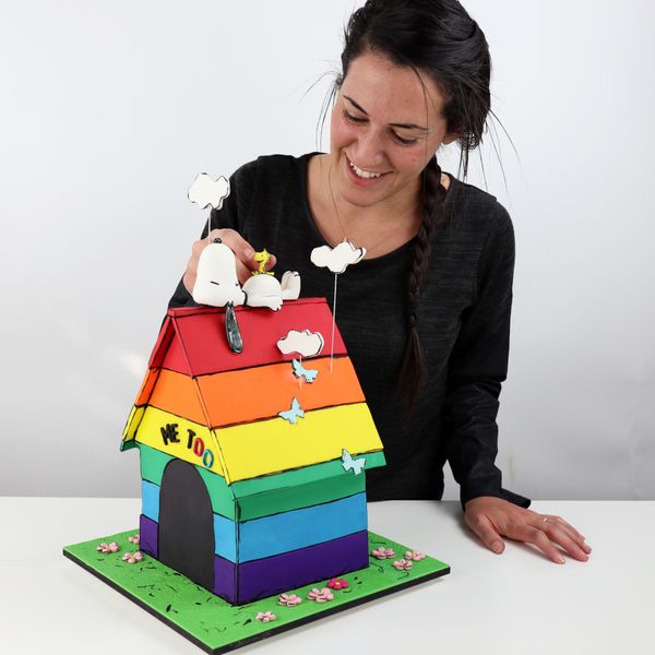 קארין עמנואל עם עוגת הבית של סנופי בצבעי דגל הגאווה מעוצבת בבצק סוכר