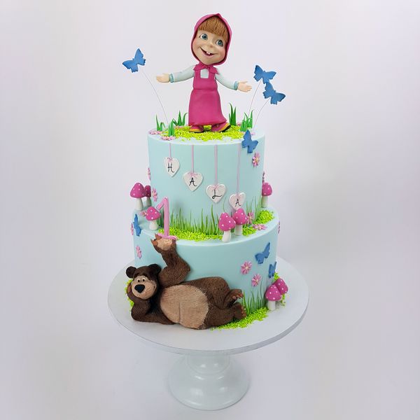 עוגת 2 קומות של מאשה ודוב מעוצבת בבצק סוכר לחגיגות יום הולדת
