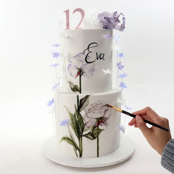 עוגת 2 קומות מעוצבת בבצק סוכר ומצוירת בעבודת יד מכחול עם פרחים מנייר אורז