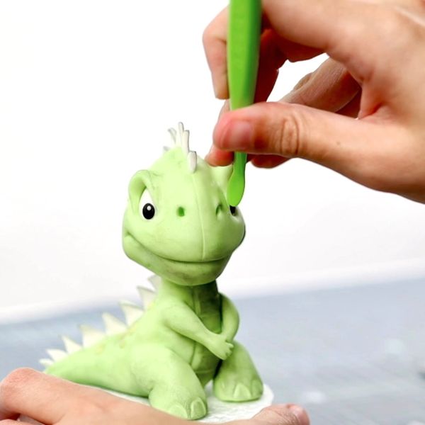 דינוזאור נאיבי מפוסל בבצק סוכר