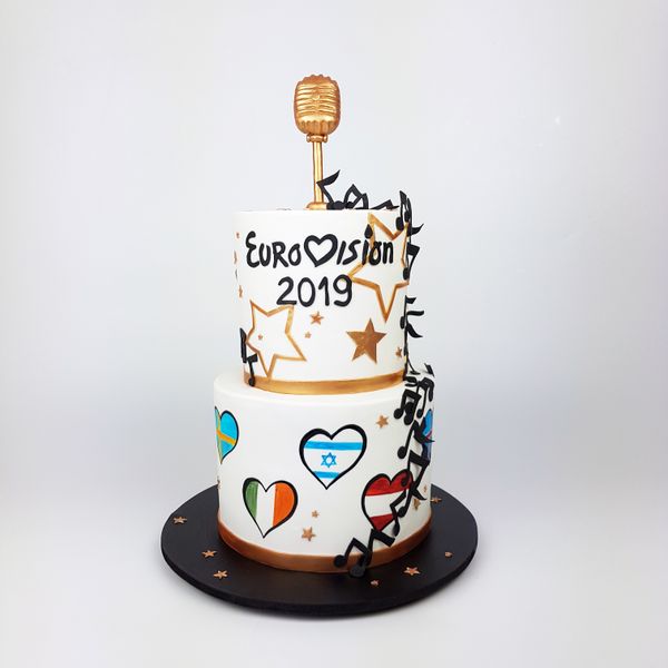 עוגת 2 קומות מעוצבת בבצק סוכר לחגיגות אירווזיון 2019 עם מיקרופון, תווים ודגלים