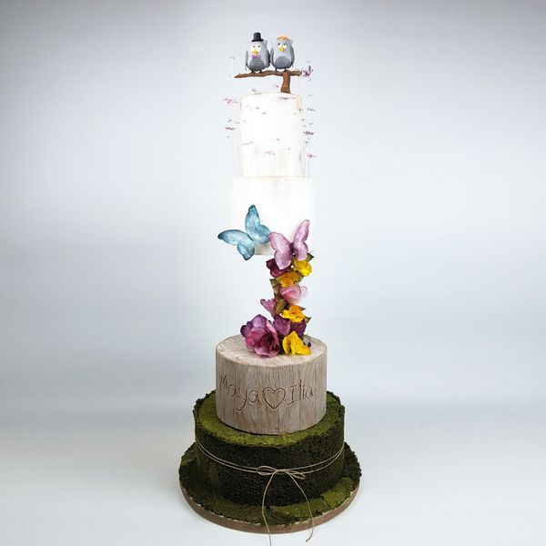 עוגת חתונה כפרית ב-4 קומות מרחפת עם זוג ינשופים מפוסלים בבצק סוכר ופרחים ופרפרים מנייר אורז