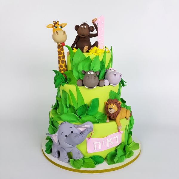עוגה מעוצבת בבצק סוכר של גן חיות עם קוף, ג׳ירפה, היפופוטם, אריה ופיל ליום הולדת גיל שנה