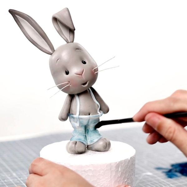 על העוגות שלך יהיו מהיום דמויות ייחודיות ארנב נאיבי מפוסל בבצק סוכר