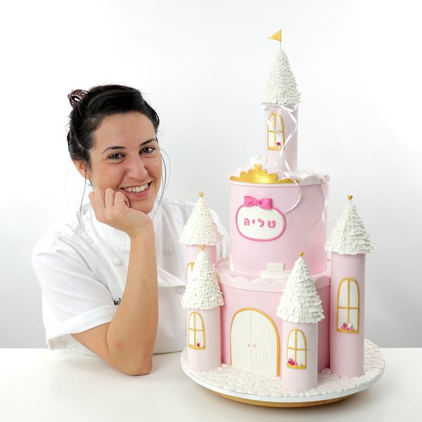 גם את יכולה לעשות את זה ובקלות קארין עמנואל עם עוגת 2 קומות מעוצבת בצורת טירה מפוסלת בבצק סוכר בעבודת יד