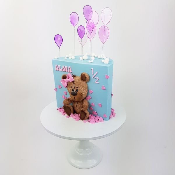 עוגת יום הולדת חצי מעוצבת בבצק סוכר לגיל חצי שנה עם דובי ובלונים מג׳לטין