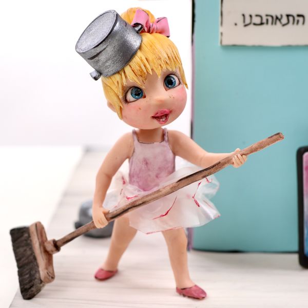 ילדה במטבח מפוסלת בבצק סוכר