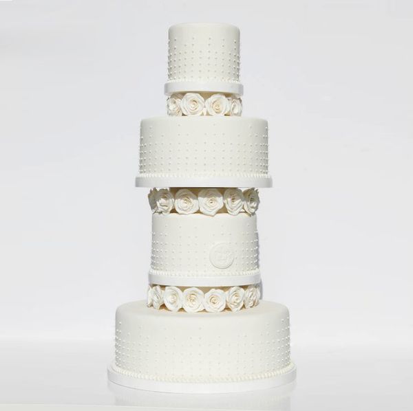 עוגת חתונה לבנה ב-4 קומות עם פרחים מפוסלים בבצק סוכר
