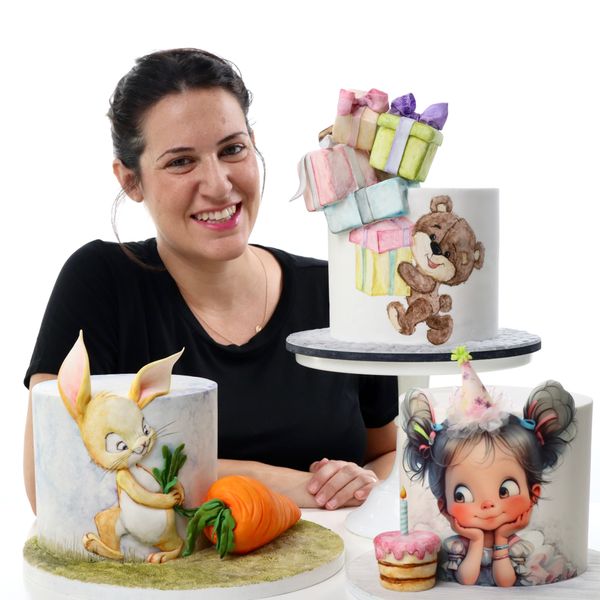 קארין עמנואל עם עוגות יום הולדת מעוצבות בבצק סוכר של ילדה עם עוגה ארנב ודובי עם מתנות