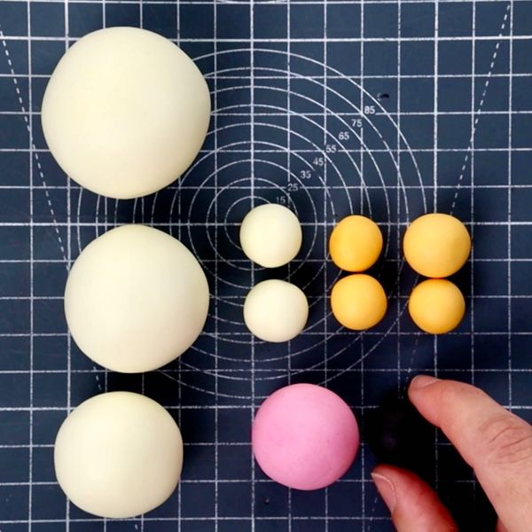 כדורים מבצק סוכר לפני פיסול דמות