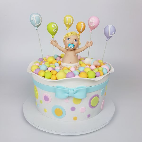 עוגת בריכת כדורים מעוצבת בבצק סוכר עם כדורים ותינוק ליום הולדת גיל שנה