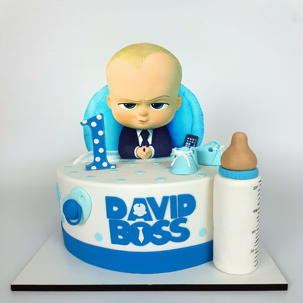 עוגת בייבי בוס מעוצבת בבצק סוכר עם דמות בדו מימד ליום הולדת גיל שנה