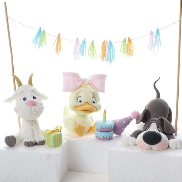 הדמויות כלב ברווזה עיזה מפוסלות בבצק סוכר