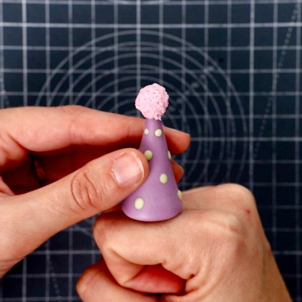 כובע מסיבה מפוסל בבצק סוכר