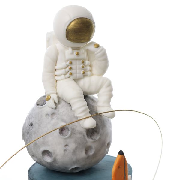 אסטרונאוט יושב על ירח מפוסל בבצק סוכר