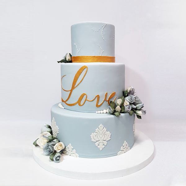 עוגת חתונה בצבע תכלת ב-3 קומות עם פרחים מפוסלים בבצק סוכר