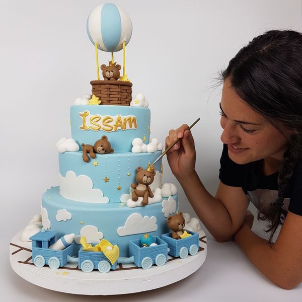 קארין עמנואל עם עוגת דובונים וכדור פורח מעוצבת בבצק סוכר ליום הולדת גיל שנה
