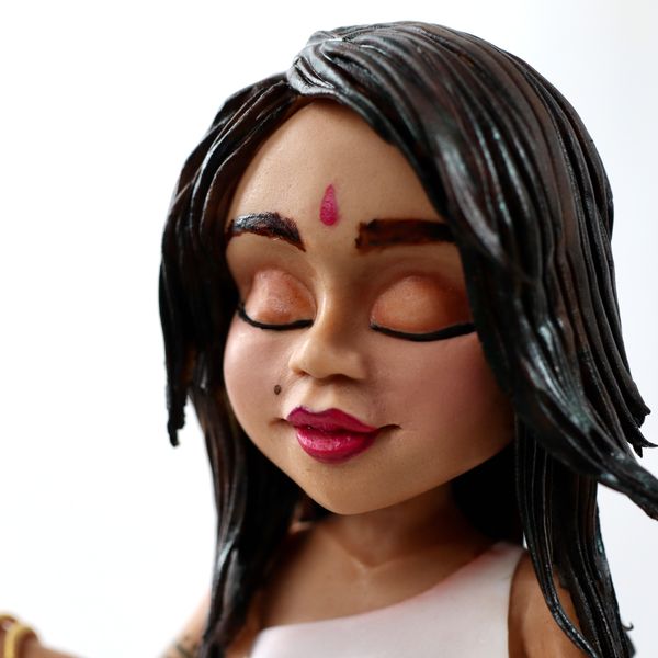 פנים של נערה הודית מפוסלים בבצק סוכר