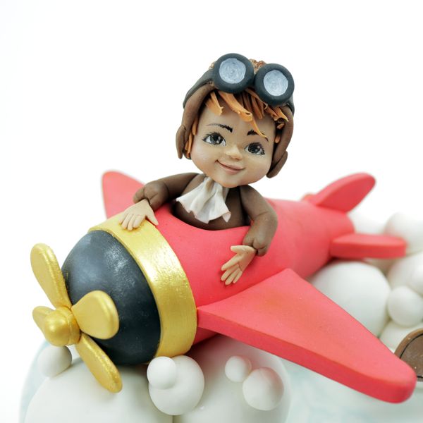 פיסול פנים של ילד על מטוס מפוסלים בצק סוכר