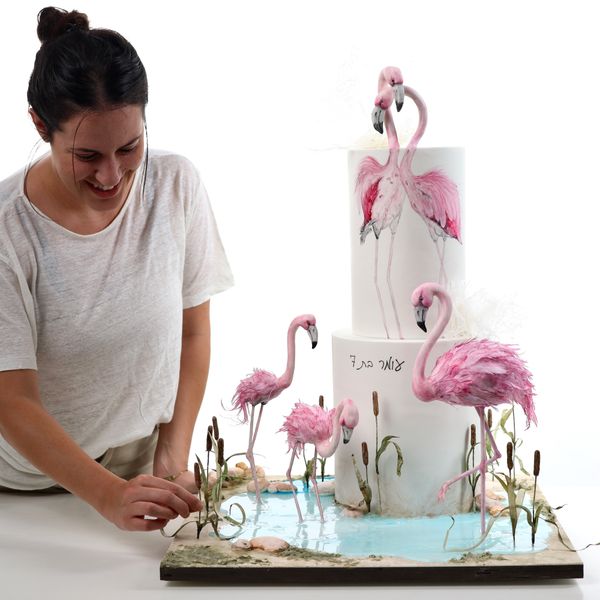 עוגת קומות זה לא מפחיד בכלל, כשיודעים איך לעשות את זה. קארין עמנואל עם עוגת קומות של פלמינגו מעוצבת בבצק סוכר