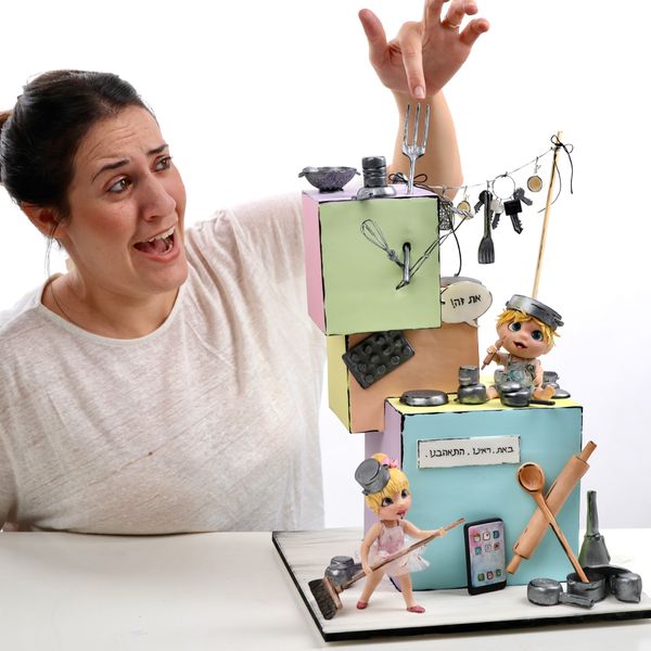 עיצובים מיוחדים שלא רואים בשום מקום קארין עמנואל עם עוגת שמח במטבח מפוסלת בבצק סוכר