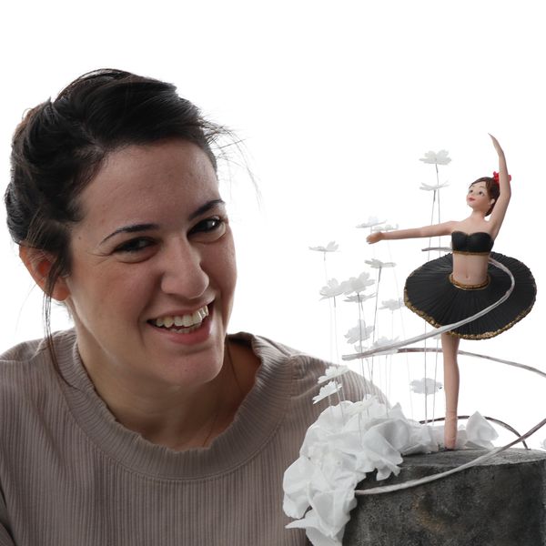 גם את יכולה להגיע לתוצאות מופלאות בפיסול דמויות קארין עמנואל עם בלרינה מפוסלת בבצק סוכר בעבודת יד