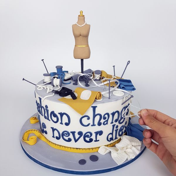 עוגה מעוצבת בבצק סוכר ליום הולדת של תופרת, סטייליסטית ומעצבת אופנה