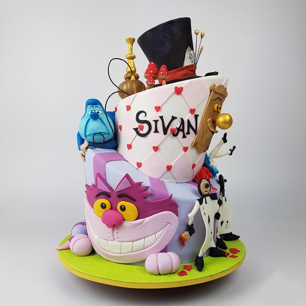 עוגה שיגיונית מעוצבת ליום הולדת אליס בארץ הפלאות עם הזחל המעשן, קלפים, נרגילה והחתול צ׳שייר החייכן מפוסלים בבצק סוכר בעבודת יד