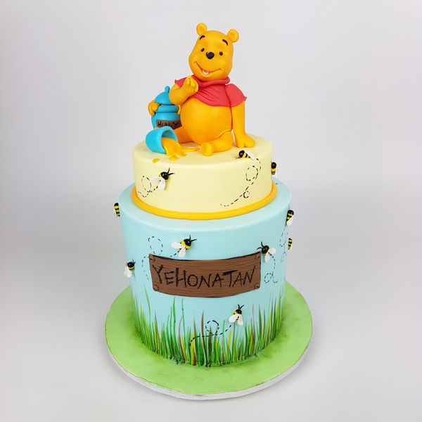 עוגה מעוצבת בבצק סוכר של פו הדוב ליום הולדת גיל שנה