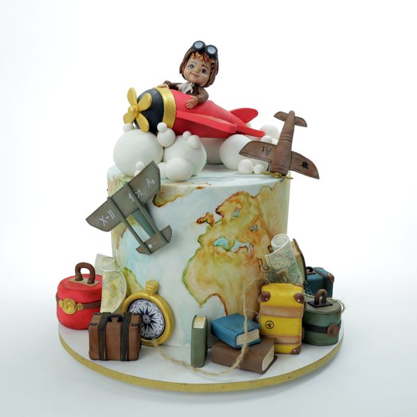 עוגה מעוצבת בסגנון וינטג׳ עם ציור ופיסול פנים של ילד מפוסל בצק סוכר