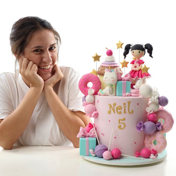 גם את יכולה ליצור עוגות שעושות וואו קארין עמנואל עם עוגת ממתקים מעוצבת בבצק סוכר עם בובה וחתול מפוסלים בעבודת יד