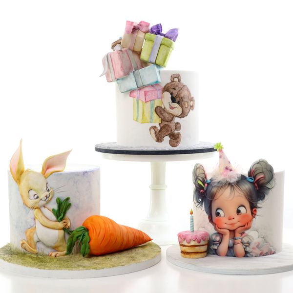 קארין עמנואל עם עוגות יום הולדת מעוצבות בבצק סוכר של ילדה עם עוגה ארנב ודובי עם מתנות