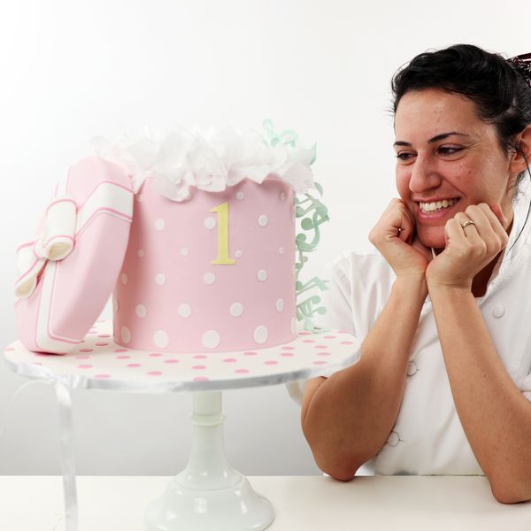 גם את יכולה לעצב עוגות כמו המעצבות המקצועיות ביותר בתחום קארין עמנואל עם עוגה מעוצבת בבצק סוכר בצורה של קופסת מתנה