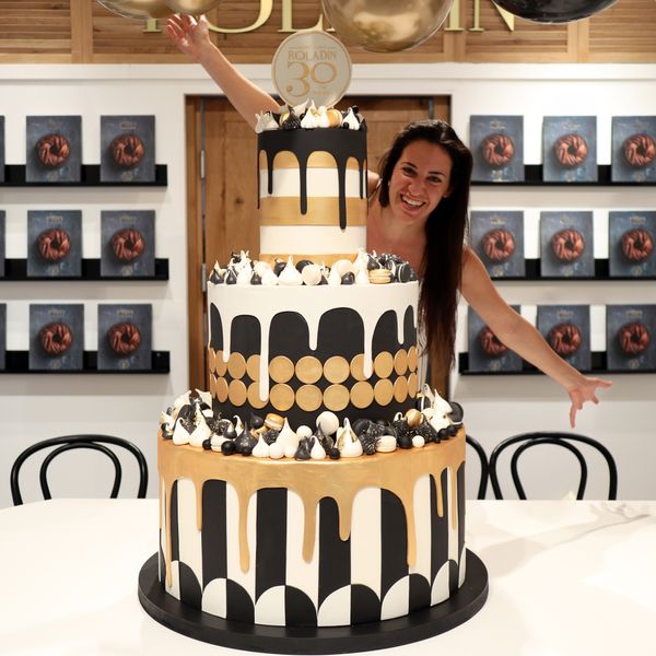 קארין עמנואל עם עוגת ענק ב-3 קומות מעוצבת בבצק סוכר לרולדין שחגגו 30 שנה בזהב, שחור ולבן עם נשיקות ומקרונים
