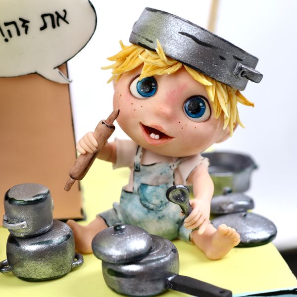 ילד במטבח מפוסל בבצק סוכר