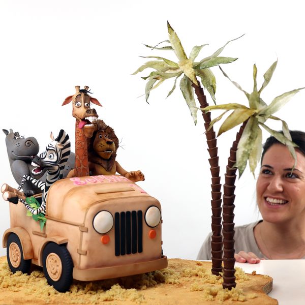 גם את יכולה ליצור עוגות שעושות וואו קארין עמנואל עם עוגת ג׳יפ של חיות הספארי אריה ג׳ירפה זברה היפופוטם מפוסלים בבצק סוכר ועצים מנייר אורז