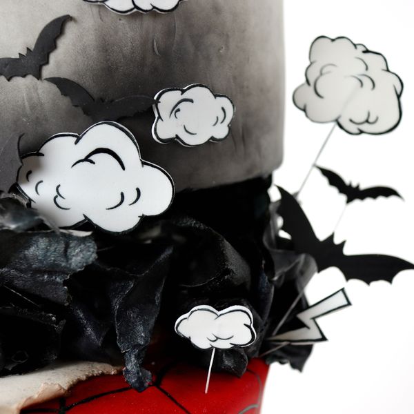 עננים עטלפים ועשן בעוגת גיבורי על תלת מימד עם קומות באוויר מפוסלת בבצק סוכר